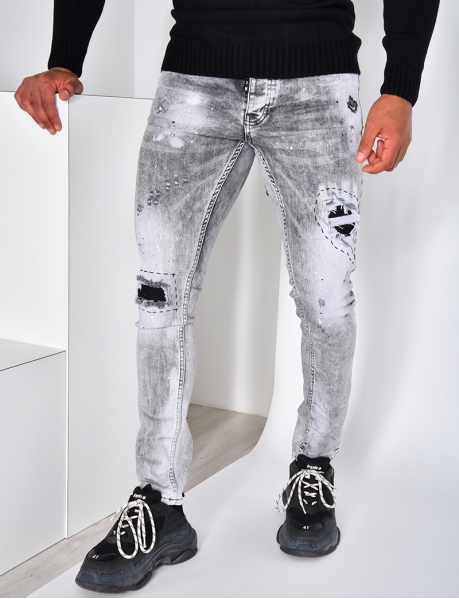 Jeans in Destroyed-Optik mit Malerflecken