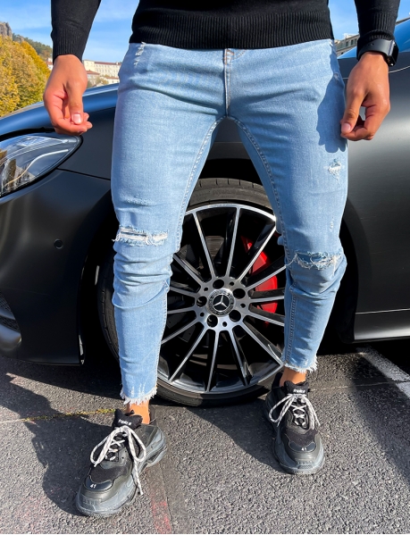 Knöchellange Destroyed-Jeans mit Fransensaum