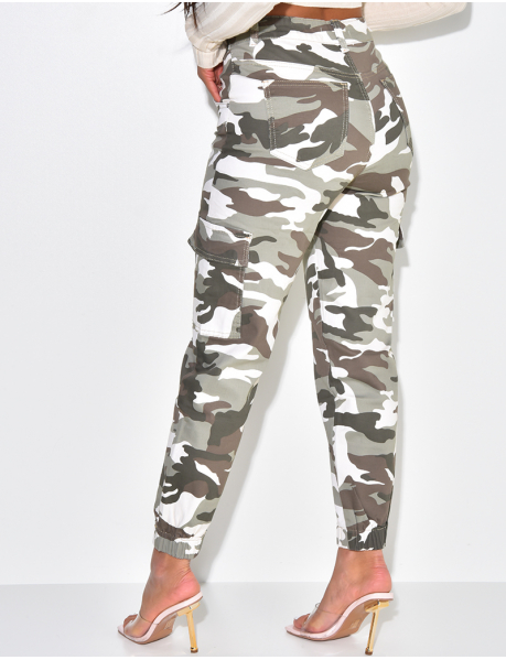 Camouflage cargo jeans with fitted ankles