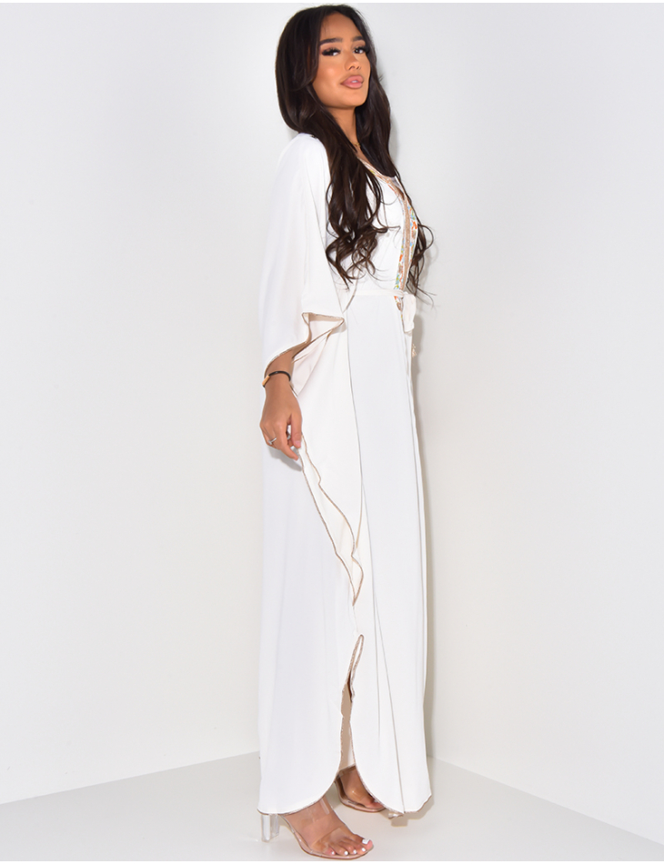 Abaya longue en voile fluide avec broderie et ceinture avec pompom