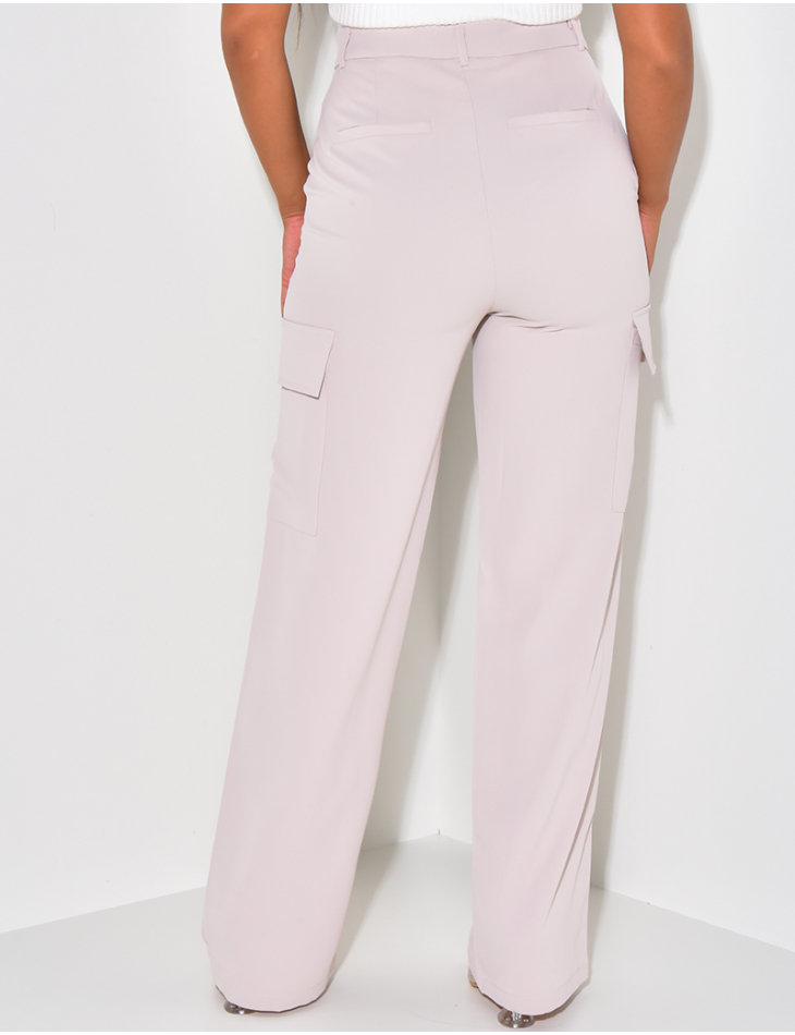 Straight-leg trousers with cargo pockets