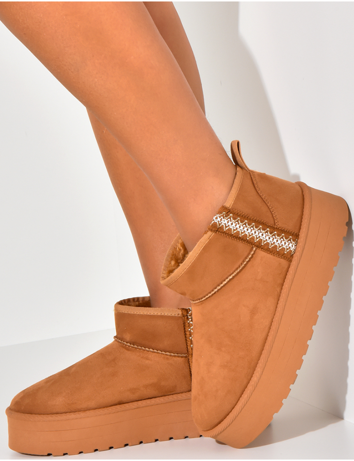 Suede ankle boots with embroidery lining