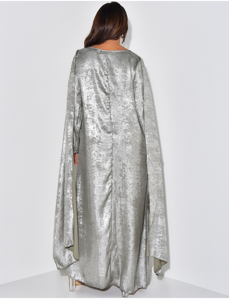   Fließendes Metallic-Kleid mit Cape