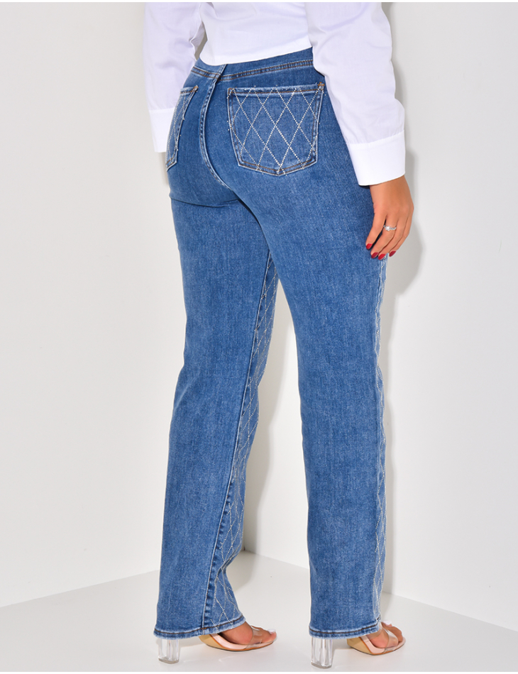   Gerade geschnittene Jeans mit Strasssteinen in Rautenform.