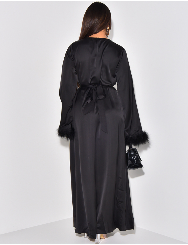 Abaya en satin à boutons & plumes sur les manches