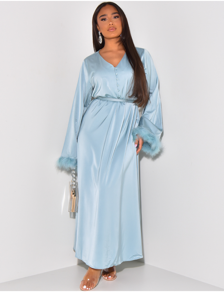 Abaya en satin à boutons & plumes sur les manches