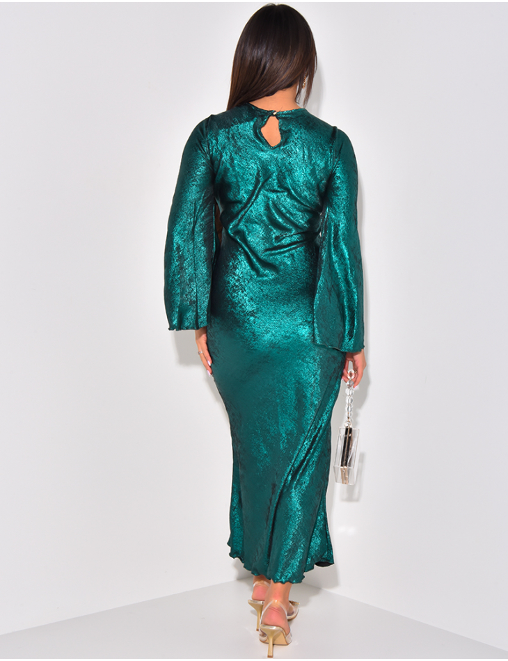   Langes Kleid aus metallisiertem Stoff mit ausgestellten Ärmeln.