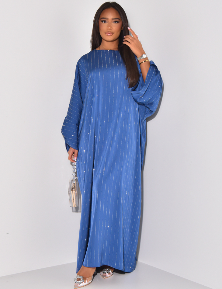 Lockeres Abaya-Kleid aus Satin mit Strasssteinen.