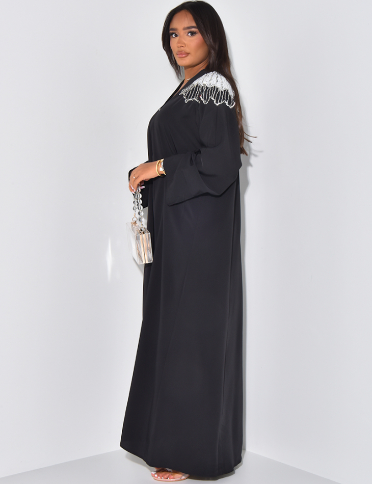 Abaya mit Perlen und Strasssteinen an den Schultern.