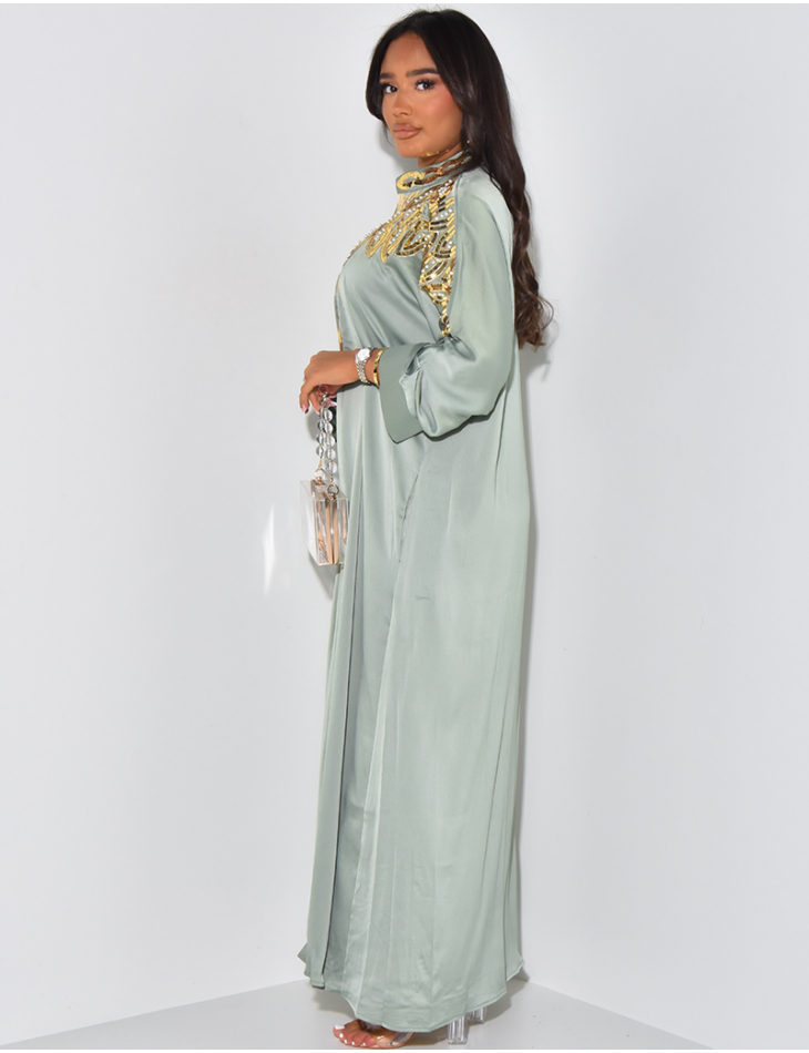 Abaya aus Satin mit Vergoldung & Perlen.