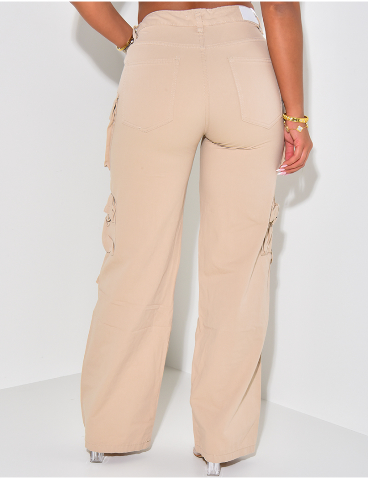 Straight-leg pants with cargo pockets