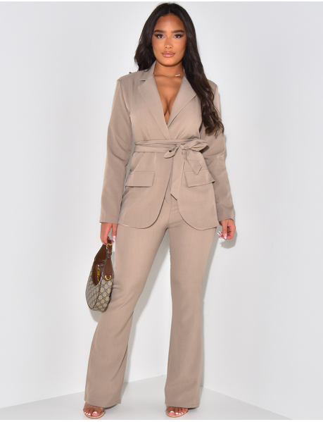 Suit with wide belt and linen-effect trousers
