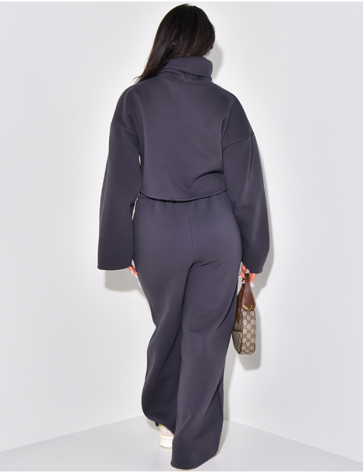 Jogging set with short high-neck sweatshirt and straight joggers