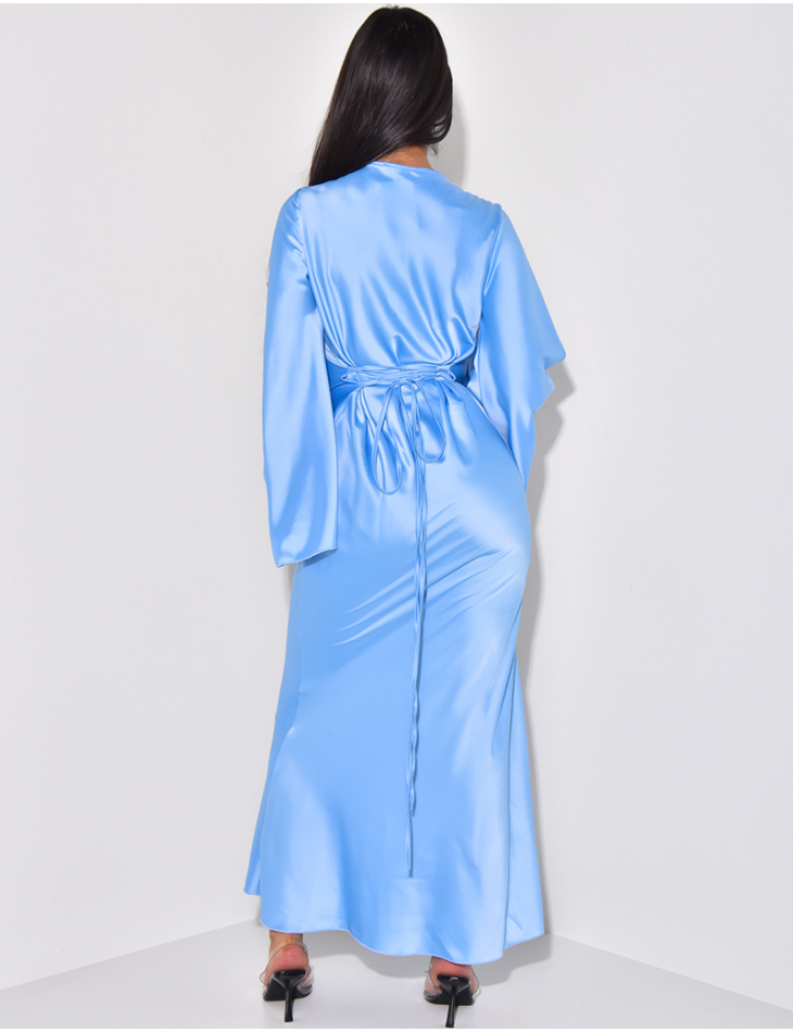   Langes Kleid aus Satin, das im Rücken gebunden wird Ausgestellte Ärmel