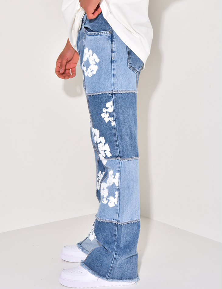 Jeans mit zweifarbigem Einsatz und kontrastierendem Muster.