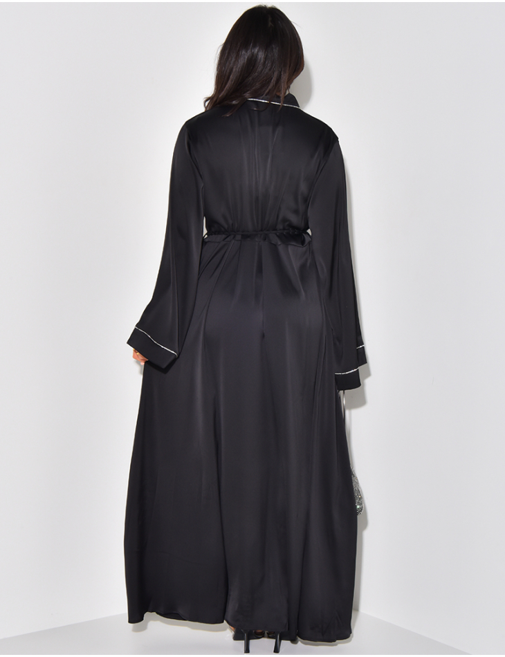   Abaya-Kleid mit Strasssteinen gegürtet.