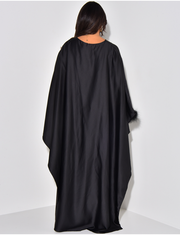 Loose satin cape dress to tie with small feathers on the sleeves