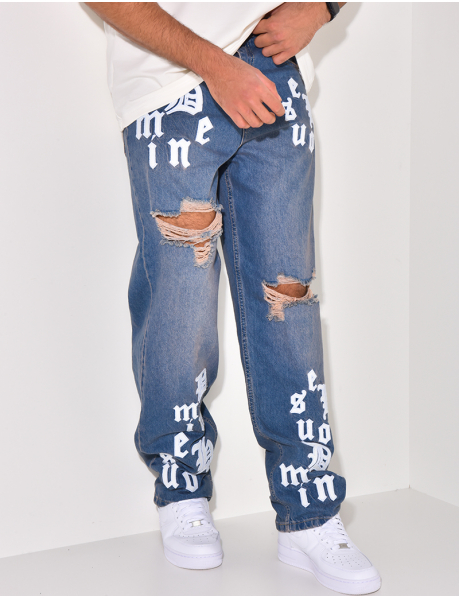  Destroyed jeans with writing