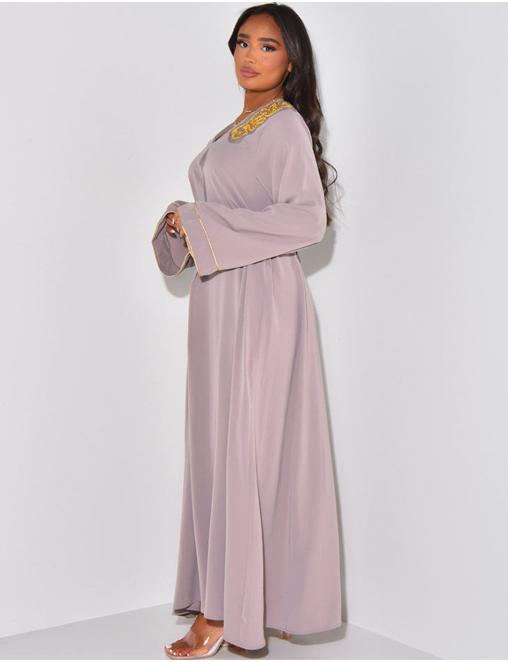 Abaya mit goldenen Perlen an den Schultern & Gürtel an der Taille.