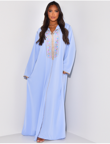 Lockere Abaya mit Stickereien und Kapuze