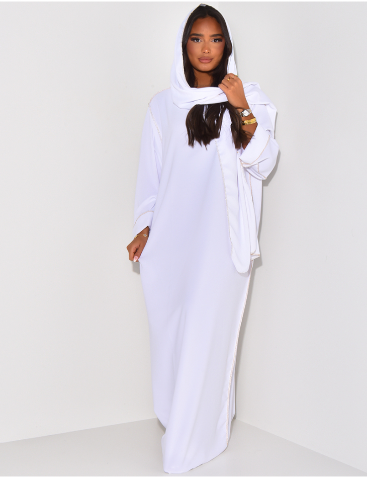 Abaya-Kleid mit integriertem Schleier und goldenen Kontrastnähten.