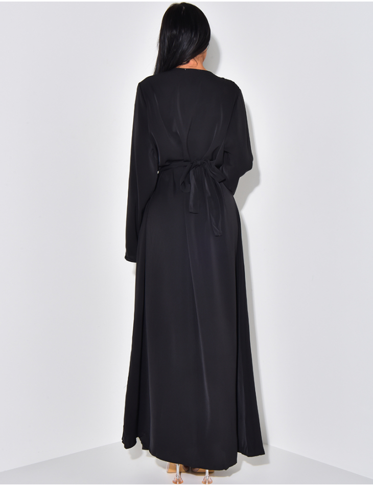 Abaya with tone-on-tone embroidery to be belted