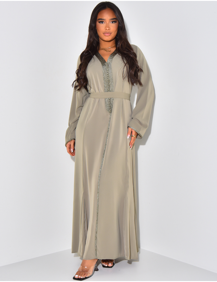 Abaya with tone-on-tone embroidery to be belted