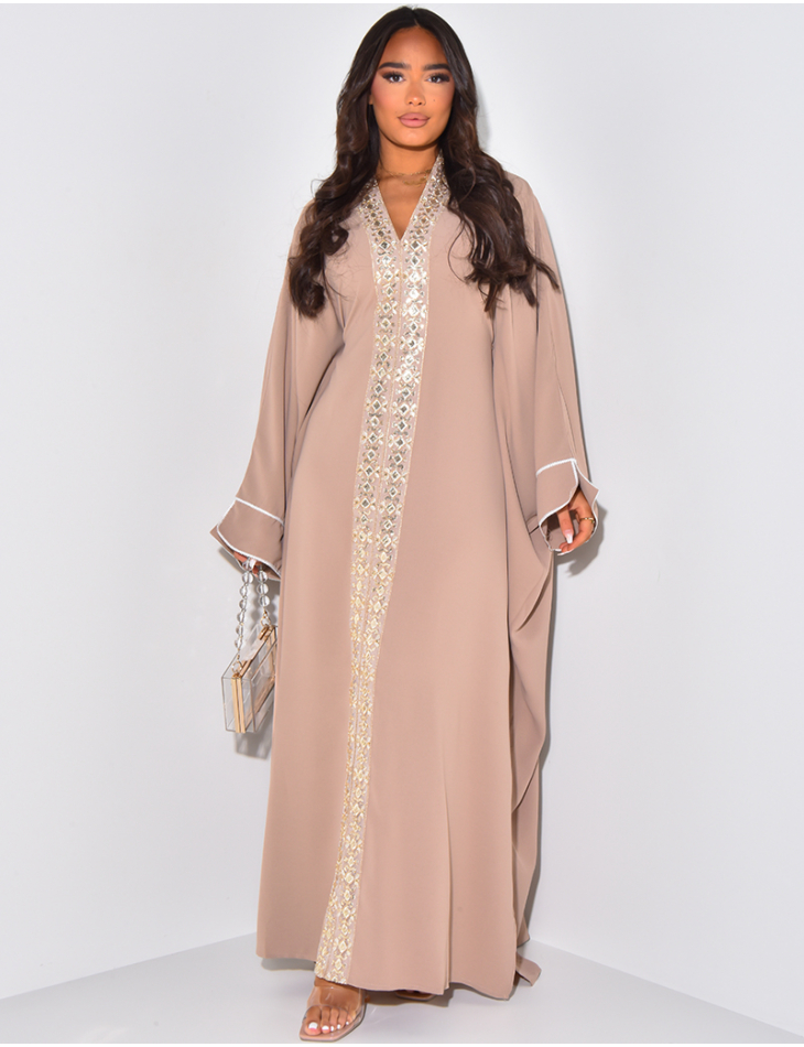 Lockere Abaya zum Binden mit gestickten Vergoldungen.