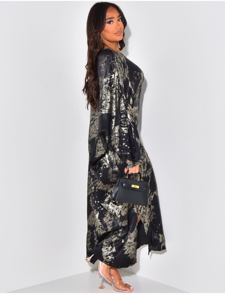 Oversize-Kleid aus metallisiertem Stoff zum Binden.