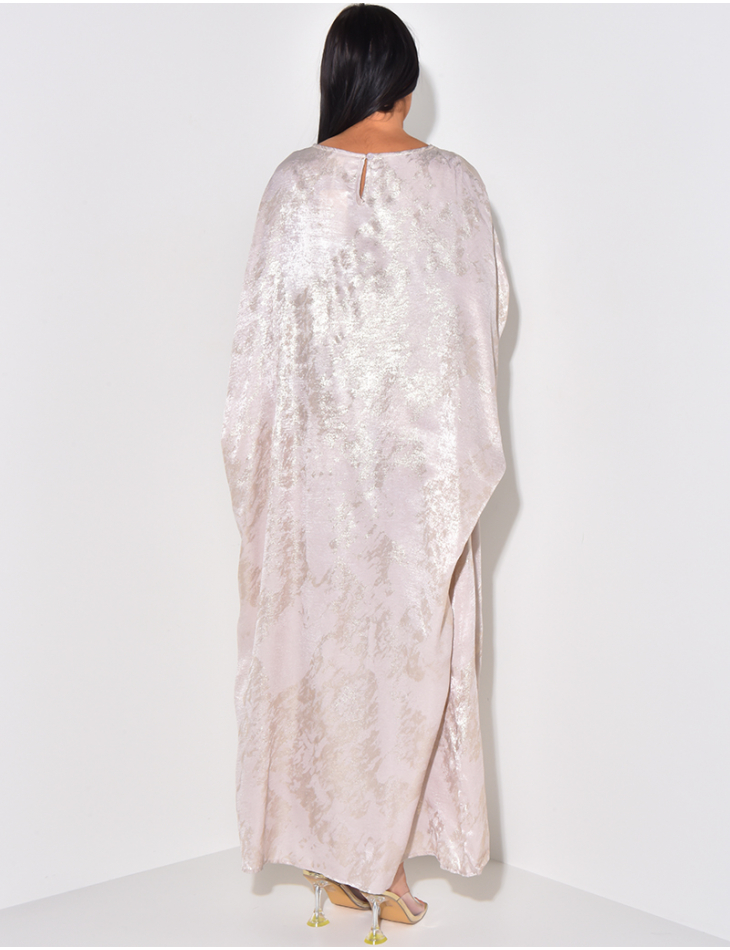 Oversize-Kleid aus metallisiertem Stoff zum Binden.